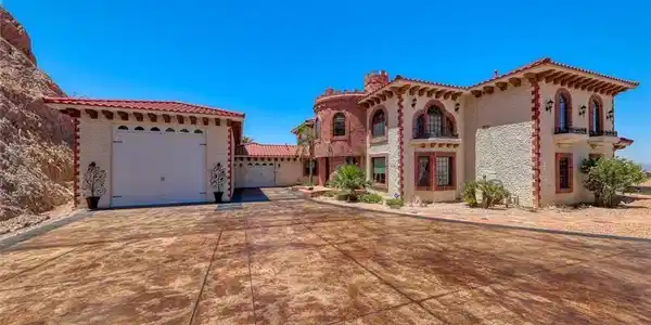 Image 4: This magnificent residence features exquisite arch