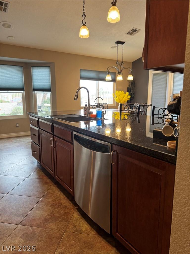 Image 4: A well-appointed kitchen island offers a stainless