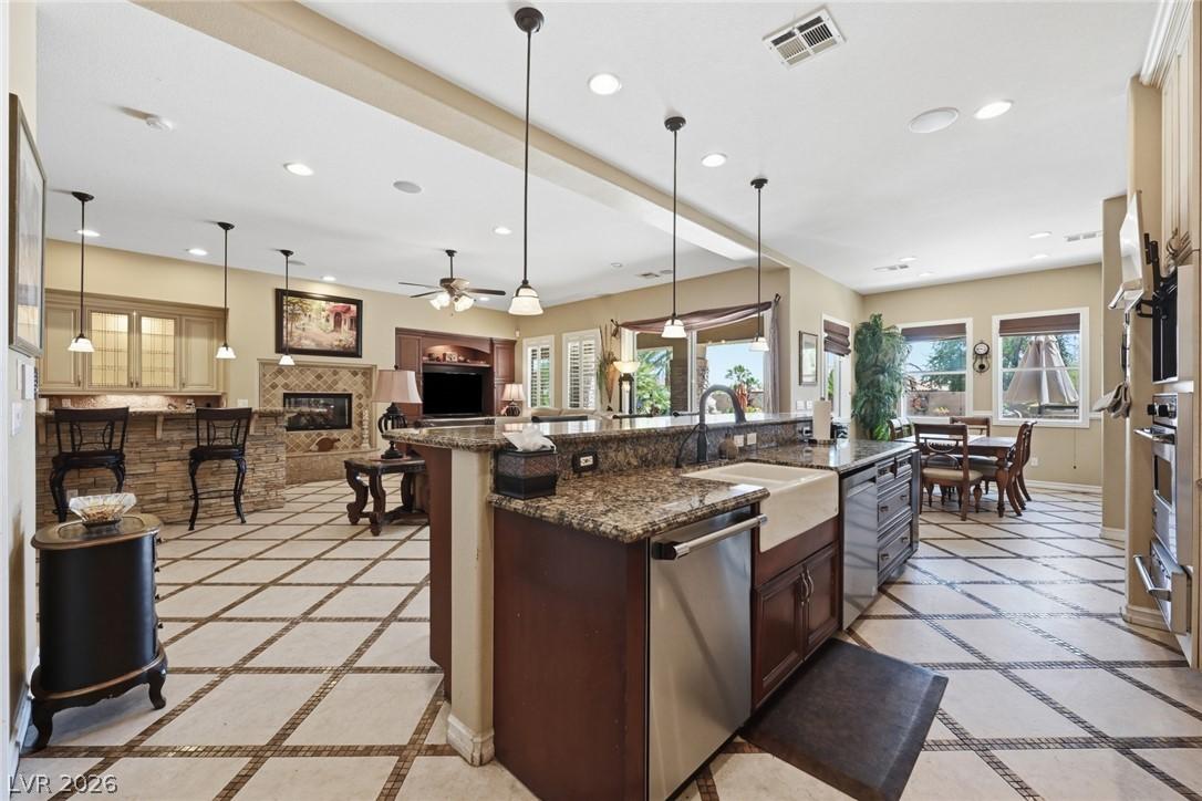Image 3: 2 Dishwashers ! Viking Appliances in Kitchen