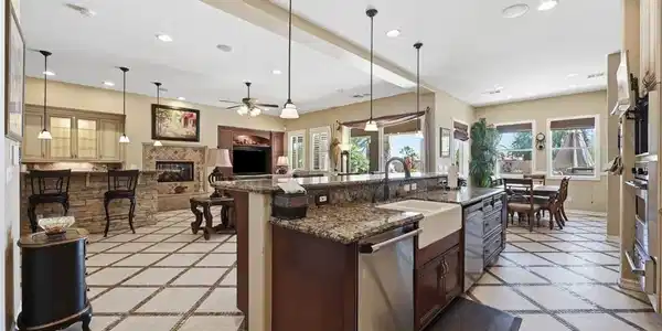 Image 3: 2 Dishwashers ! Viking Appliances in Kitchen