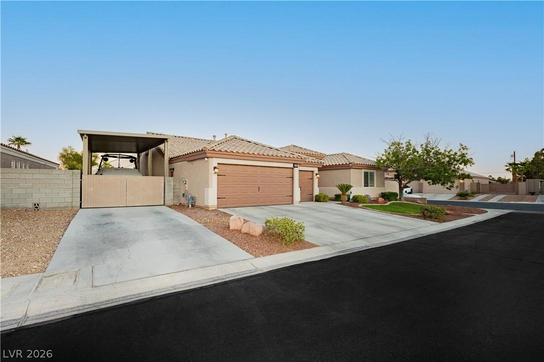 Image 2: Two-car garage and additional covered RV/boat park