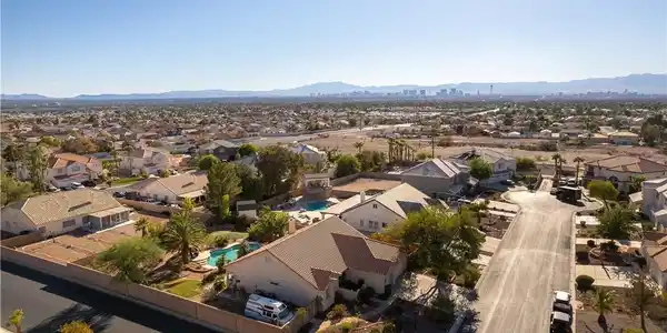 6557 Secluded Avenue