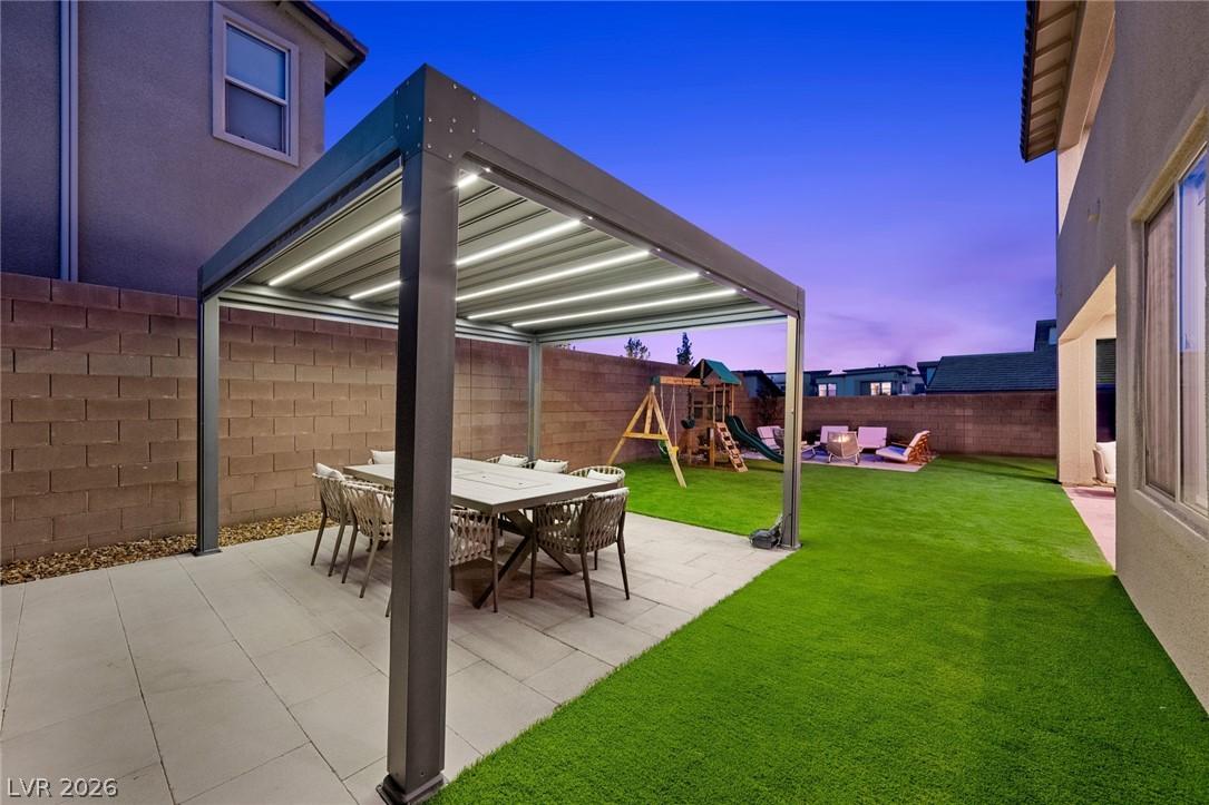 Image 3: Entertain guests under the illuminated pergola or