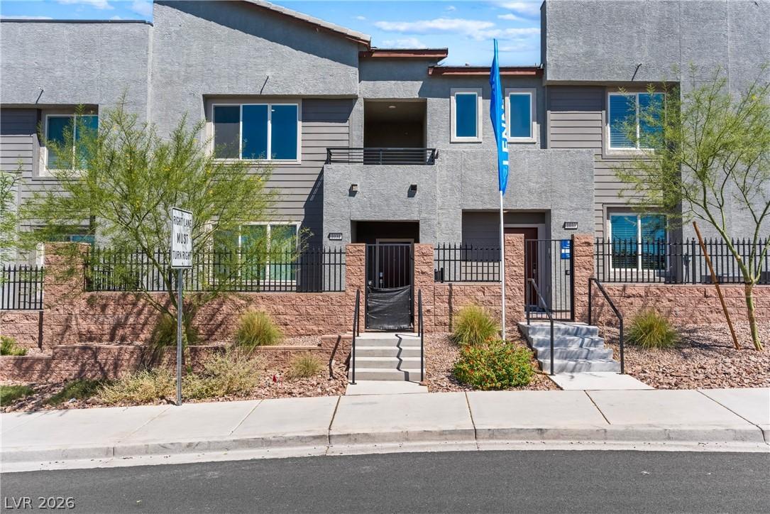 Image 3: Modern townhome with durable stucco and siding fin