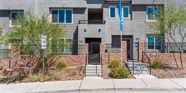 Image 3: Modern townhome with durable stucco and siding fin