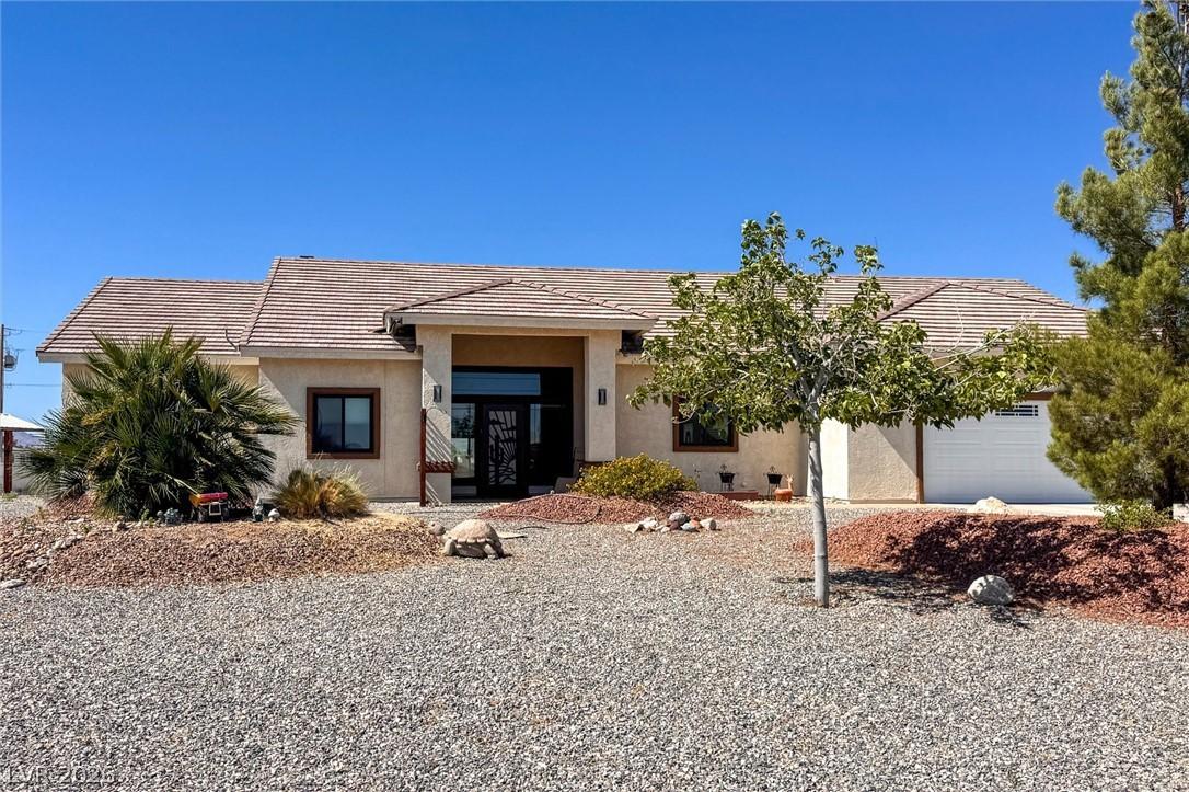 Image 2: A desert-friendly facade with gravel landscaping o