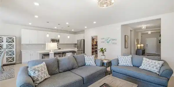 Image 4: Clean lines and a spacious layout define this comb