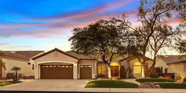 Image 3: Beautiful Like New Drive-Up