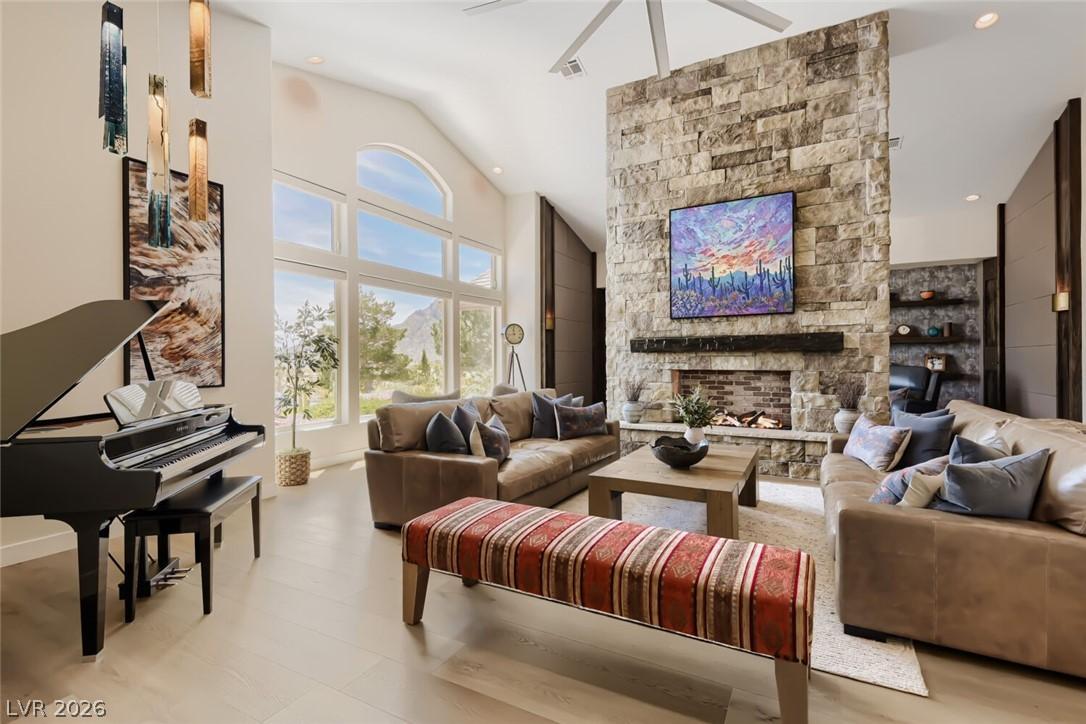 Image 4: Living Room