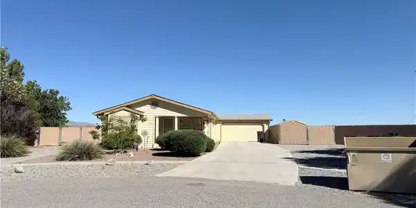 Image 4: This desert residence offers a spacious driveway a