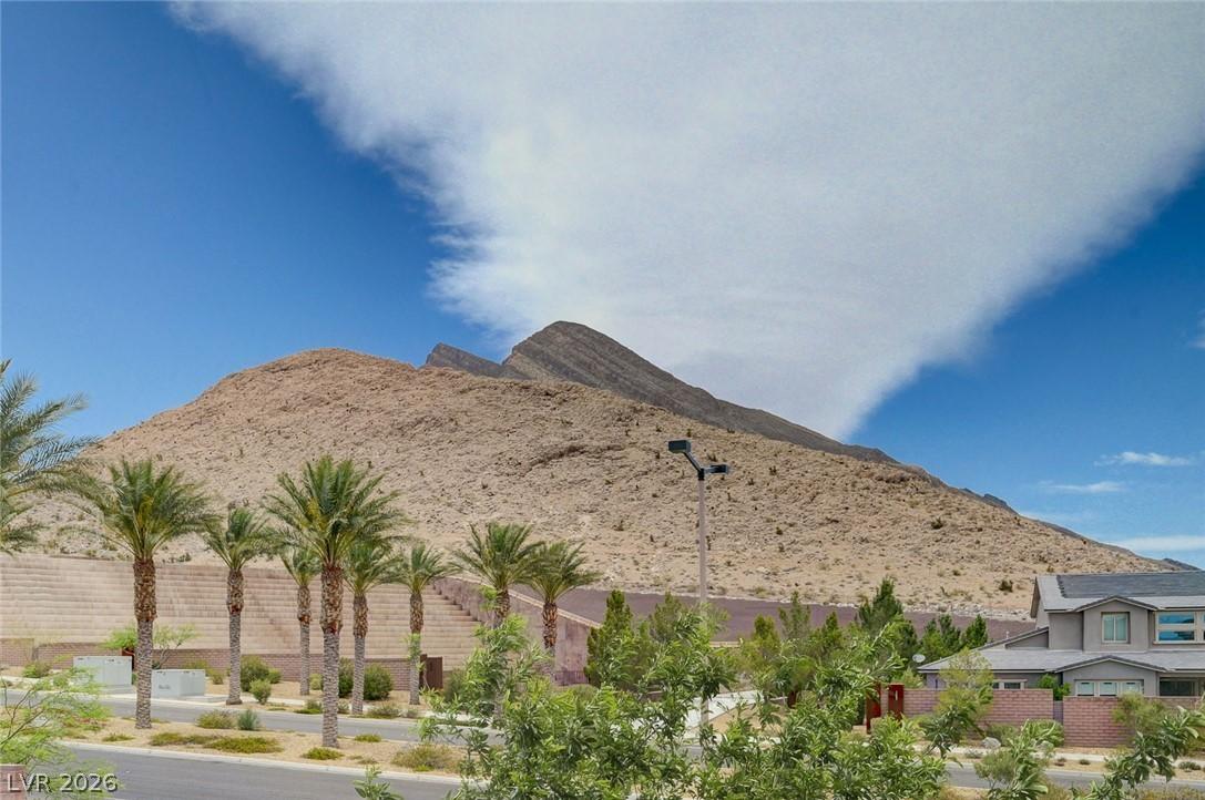 Image 4: Dramatic mountain backdrops define this residentia