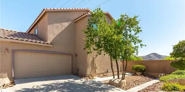 Image 2: This desert-style residence offers a spacious gara