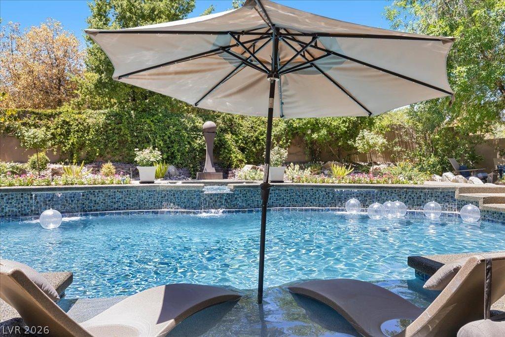 Image 3: Sparkling pool with water feature, perfect for rel
