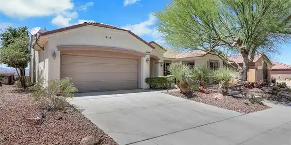 Image 2: This desert dwelling features a tile roof, an atta