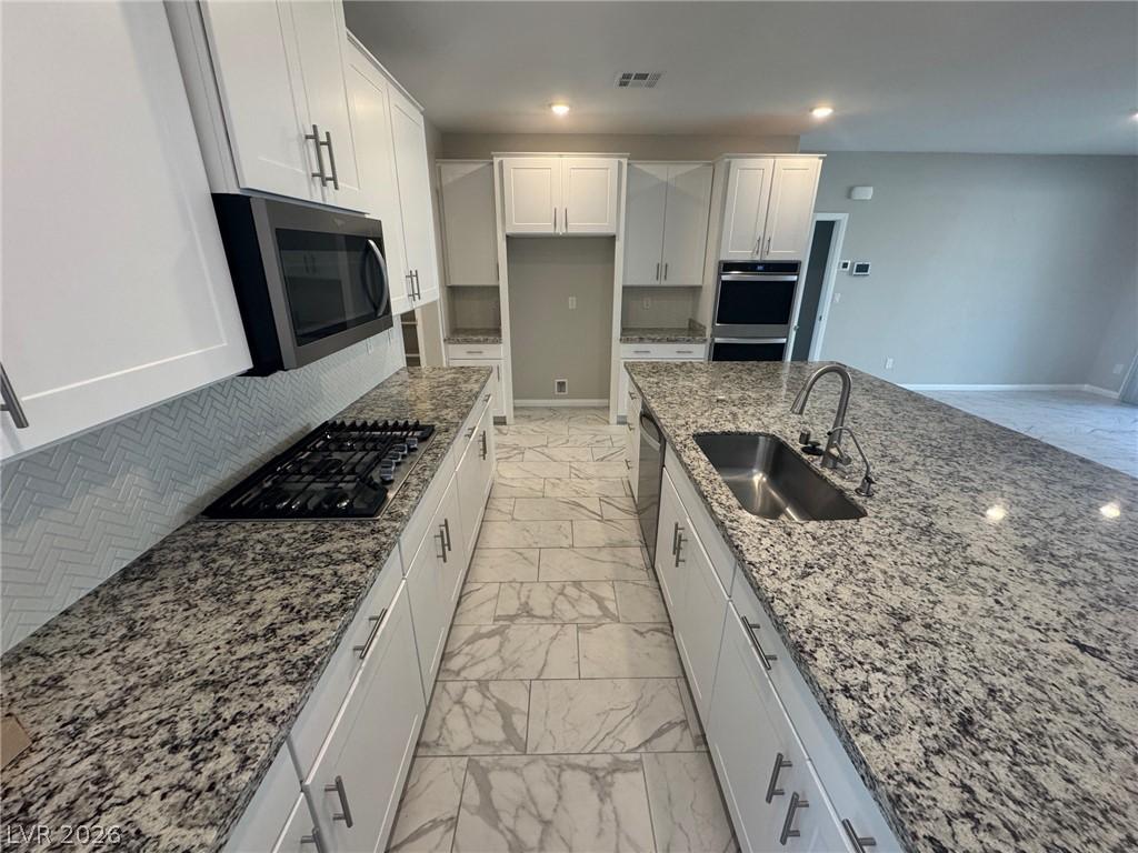 Image 4: Modern kitchen with granite countertops and a cent