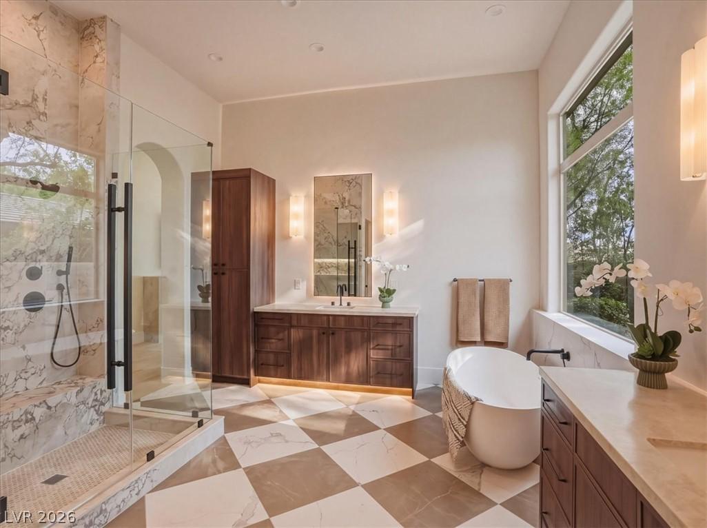 Image 4: Luxurious bathing quarters with checkered marble f