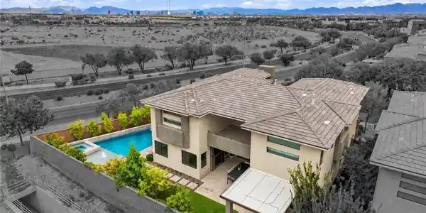 Image 4: Distant skyline views highlight this contemporary