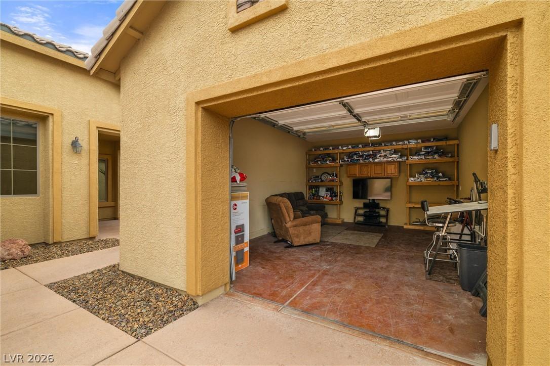 Image 3: This versatile garage offers additional living spa