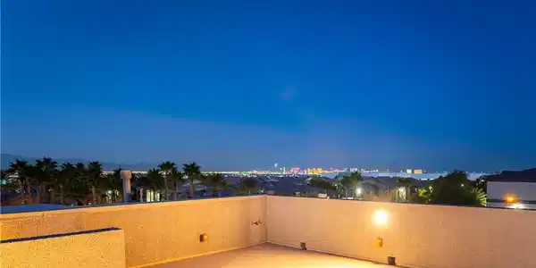 Image 3: Take in sweeping city skyline vistas from this ele