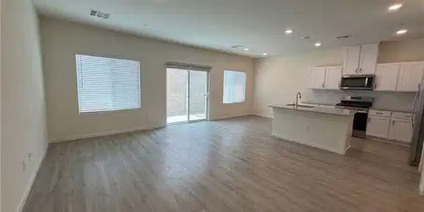Image 2: Kitchen with open floor plan, stainless steel appl