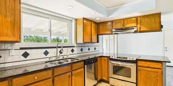 Image 2: Granite counters and stainless steel appliances co
