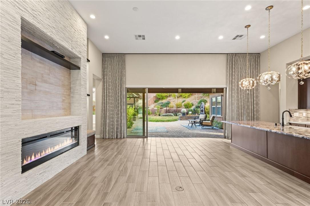 Image 4: Seamless indoor-outdoor living flows from a modern
