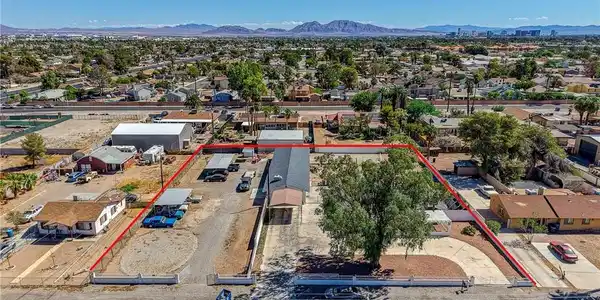 Image 4: Fully fenced 0.81 Fully fenced 0.81 acre 1 story c