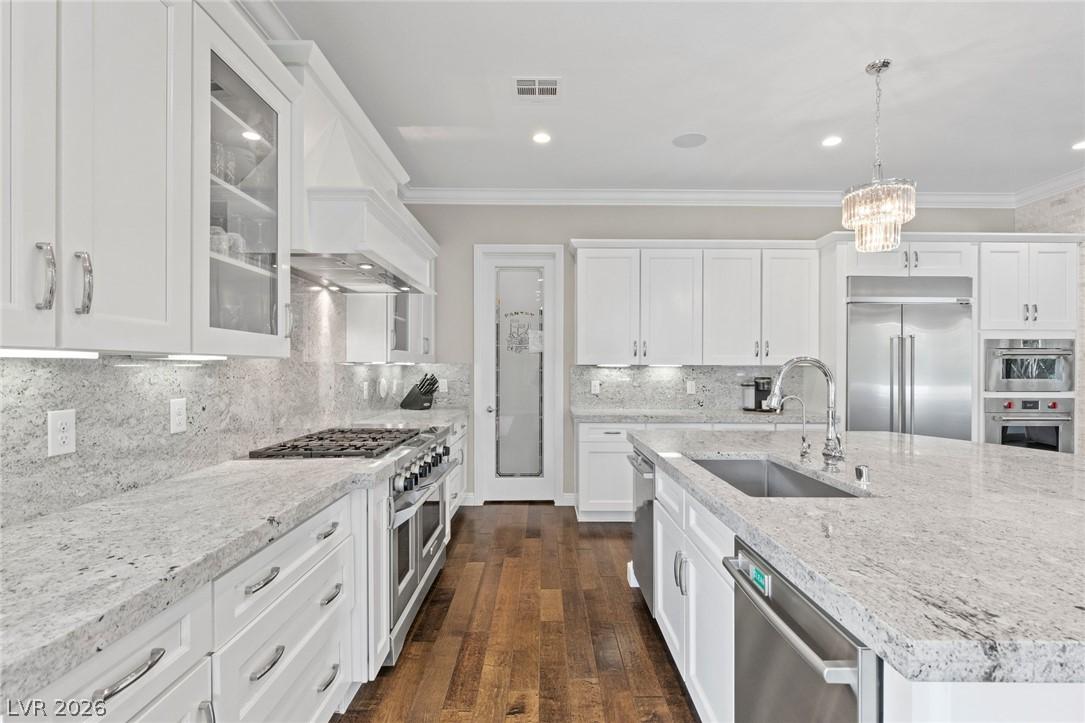 Image 4: Culinary delights await in this bright kitchen wit