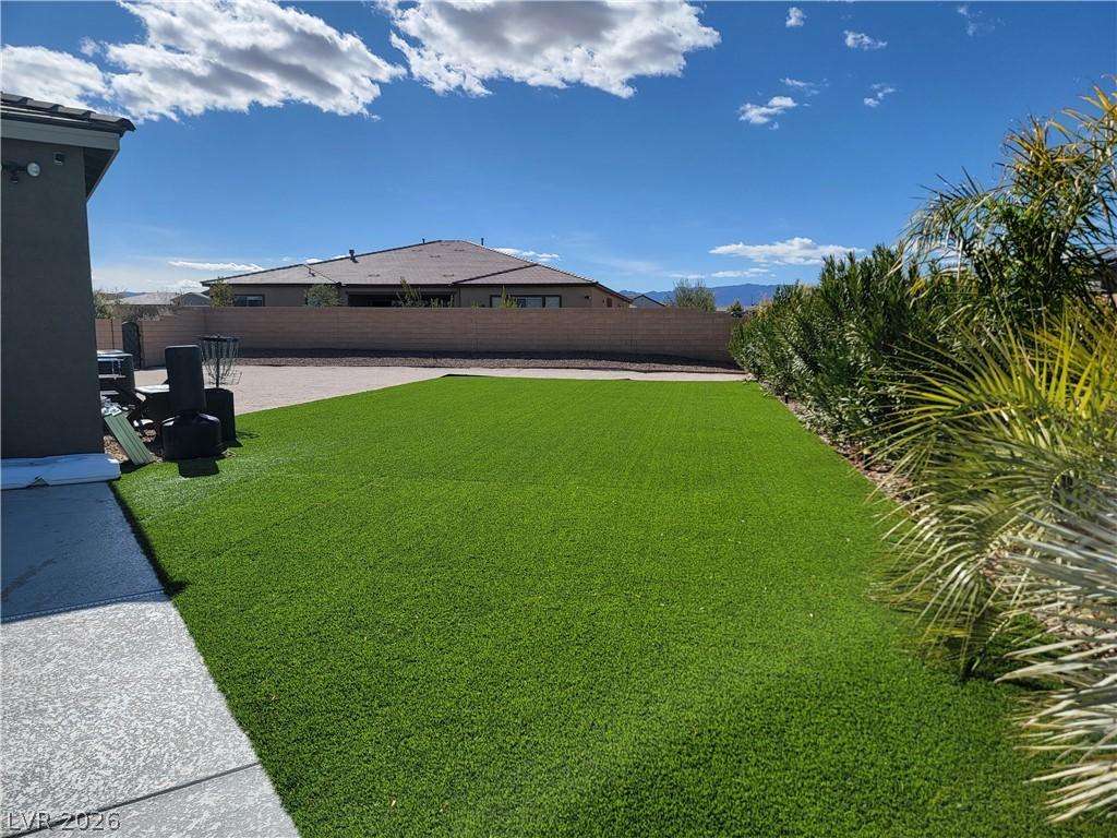 Image 4: Green, low-maintenance turf defines this tranquil