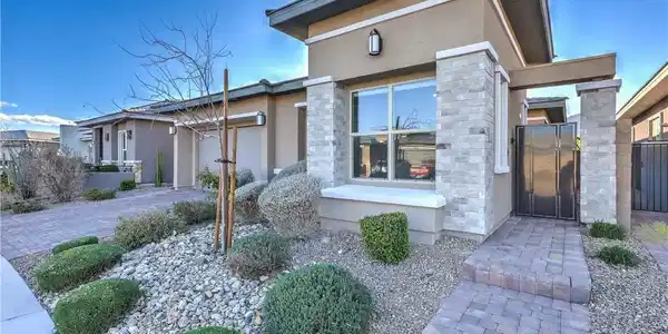 Image 4: Distinctive stone accents and desert landscaping d