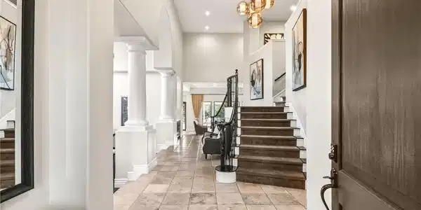 Image 3: High ceilings and stone tile flooring define this