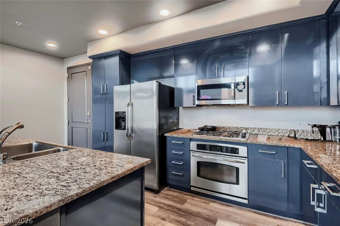 Image 4: Granite counters and stainless steel appliances ou