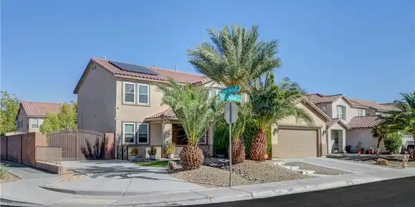 Image 3: Palm trees accent the low-maintenance desert lands