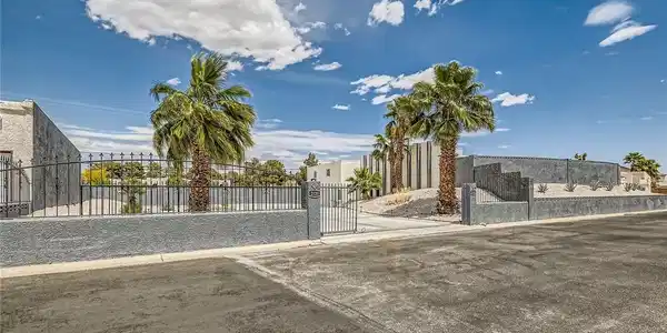 Image 4: Gate with a fenced front yard
