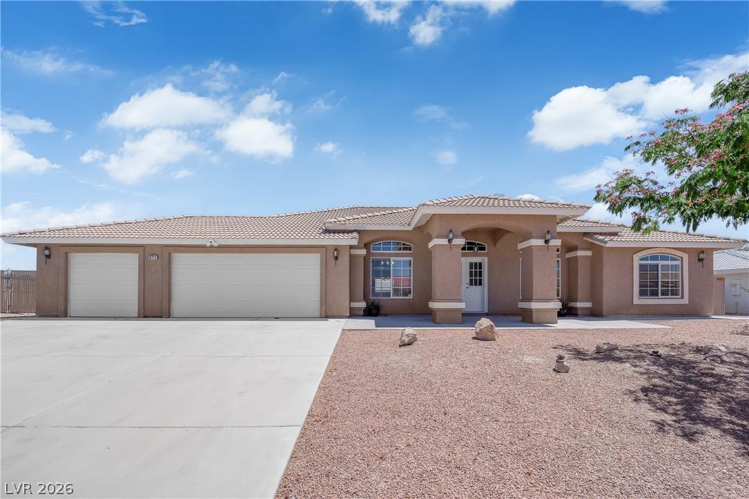 Image 1: A spacious desert home, offering an ample driveway