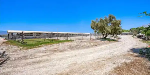 Image 4: Stable