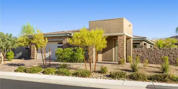 Image 4: A desert-modern residence with clean lines and mat