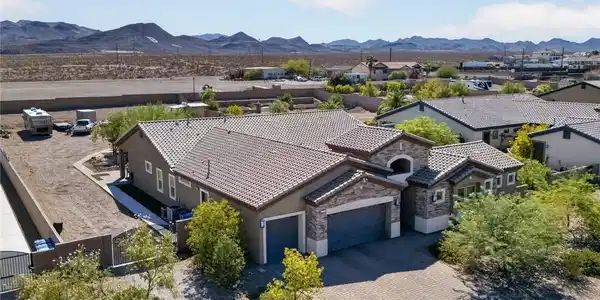 Image 4: Desert mountains frame this modern residence featu