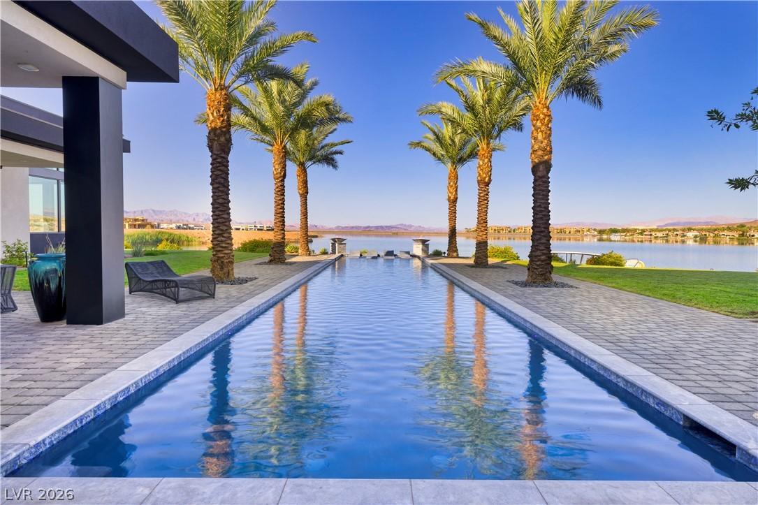 Image 4: Resort style landscaping