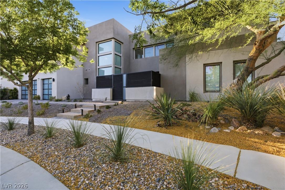 Image 4: This modern desert home showcases striking archite