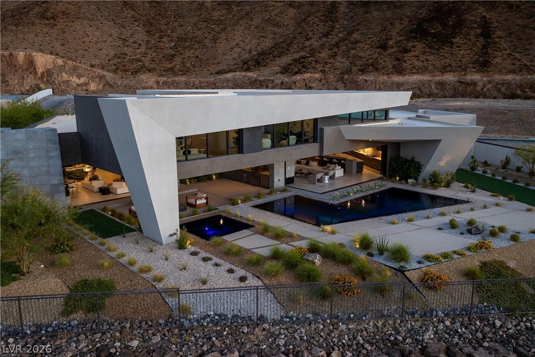 Image 2: This desert modern residence showcases striking ar
