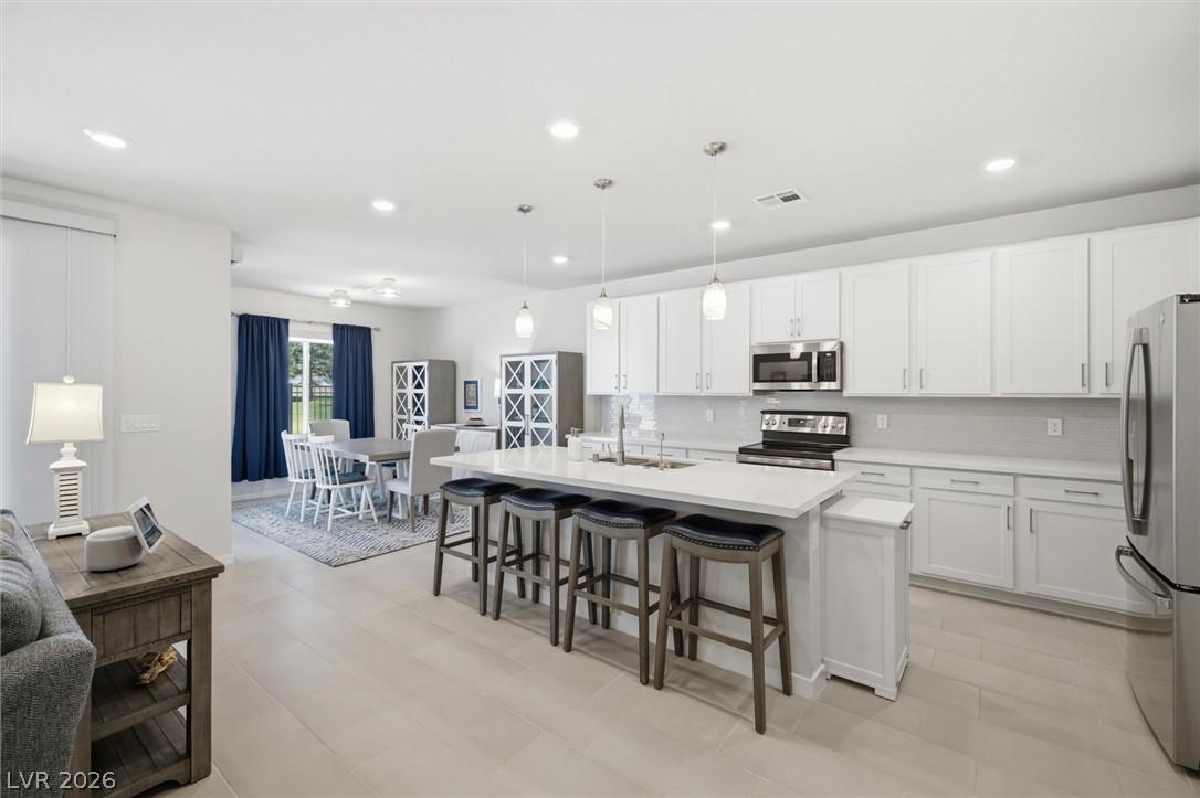 Image 4: Clean lines and a spacious layout define this comb