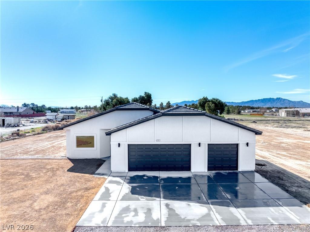 Image 2: Approx 2088 sf, 3 to 4 bedrooms or flex room/offic