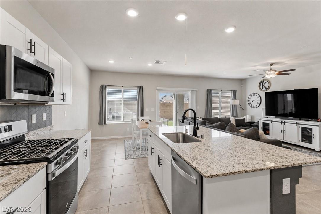 Image 4: Spacious kitchen