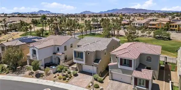 Image 2: Golf-Course home on quiet Cul-de-Sac,