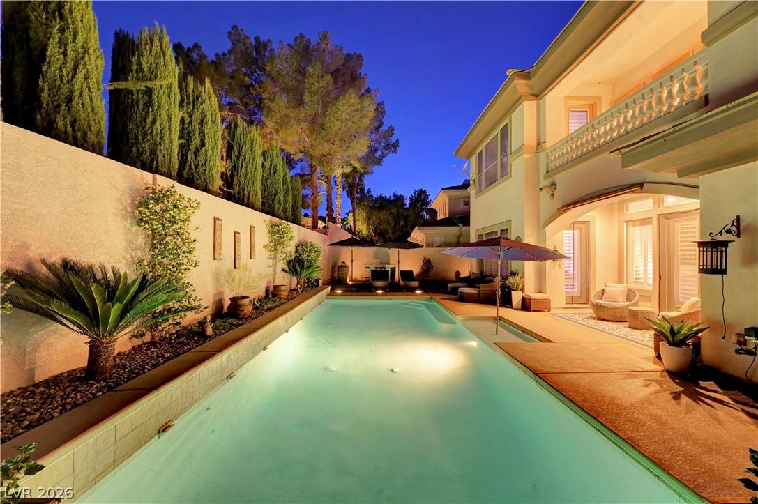 Image 2: An inviting pool area, perfect for entertaining un