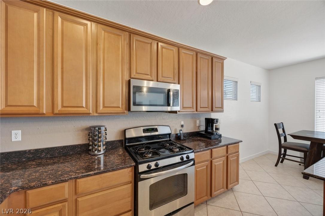 Image 4: This functional kitchen provides a gas range, micr