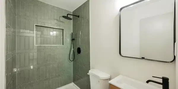 Image 3: Modern vertical tile accents the walk-in shower of