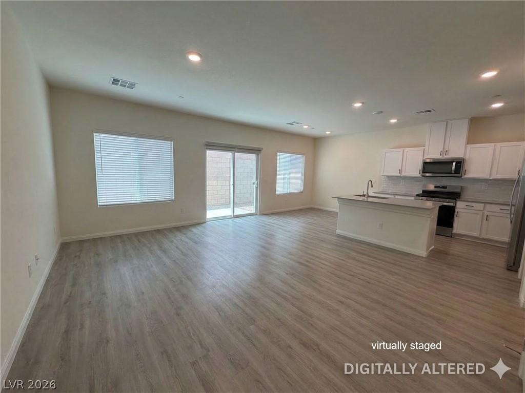 Image 2: Kitchen with open floor plan, stainless steel appl