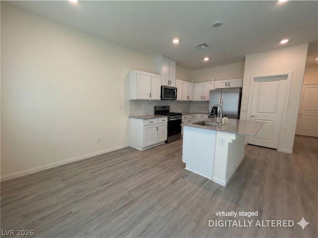 Image 4: Kitchen with stainless steel appliances, white cab
